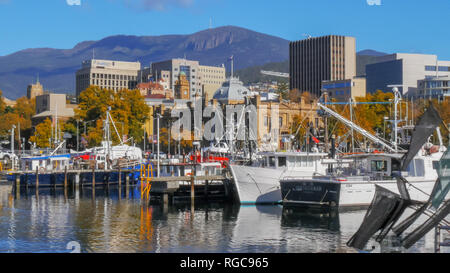 HOBART, AUSTRALIE - 16 avril 2015 : des bateaux de pêche à quai dans la capitale de la Tasmanie hobart sur une belle journée d'automne wit Banque D'Images