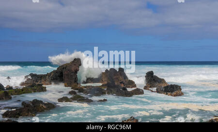 Une vague s'écrase contre les rochers à Ho'okipa beach sur l'île hawaïenne de maui Banque D'Images