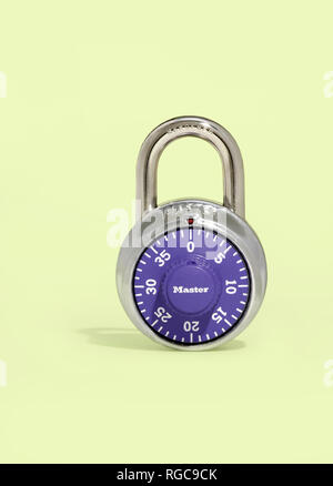 Master Lock cadenas photo illustration sur fond vert. Banque D'Images