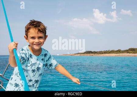 L'Espagne, petit garçon s'amusant sur un bateau, à proximité de Mallorca Banque D'Images