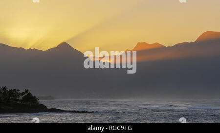 Coucher du soleil vu de Maui à hawaii de hookipa beach Banque D'Images