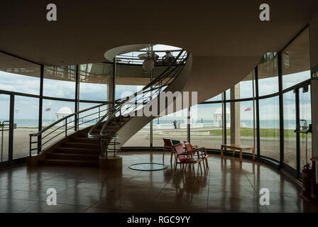 L'intérieur de la De La Warr Pavilion, Bexhill on Sea, avec l'escalier en spirale et l'architecture moderne. Banque D'Images