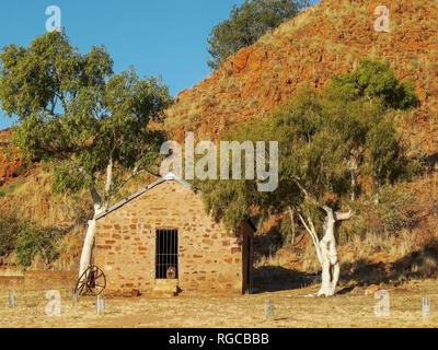 Vue d'une vieille cabane et gencives ghost à l'Overland Telegraph Station, Barrow creek en Australie dans le territoire du nord Banque D'Images