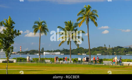 PEARL HARBOR, États-Unis d'Amérique - le 12 janvier 2015 : aperçu de l'ensemble des visiteurs à l'Arizona Memorial et les motifs à Pearl Harbor Banque D'Images