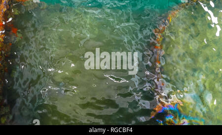 Gros plan d'une section de la coque de l'USS Arizona à Pearl Harbour et l'oil sheen de l'huile qui s'échappe de la coque Banque D'Images