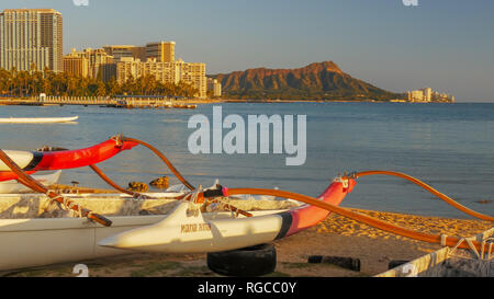 WAIKIKI, États-Unis d'Amérique - le 12 janvier 2015 : gros plan de pirogues avec plage de Waikiki et Diamond Head à l'arrière-plan Banque D'Images