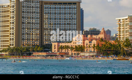 WAIKIKI, États-Unis d'Amérique - le 12 janvier 2015 : la célèbre plage de Waikiki et l'historique Royal Hawaiian hotel sur l'île d'Oahu, Hawaii Banque D'Images