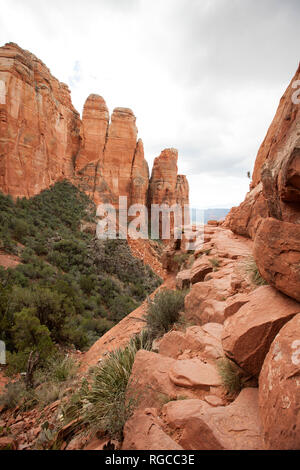 C'est le bord de Cathedral Rock Trail in Arizona Sedona Banque D'Images