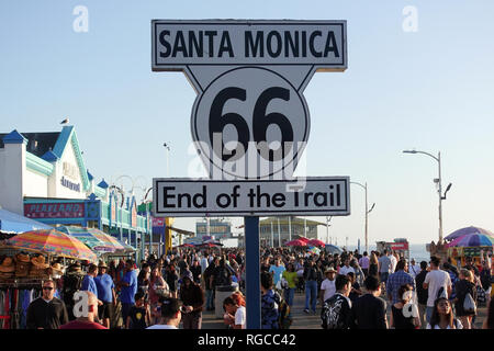La fin du parcours de la route 66 sur la côte ouest sur la jetée de Santa Monica en Californie. Banque D'Images
