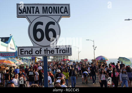 La fin du parcours de la route 66 sur la côte ouest sur la jetée de Santa Monica en Californie. Banque D'Images