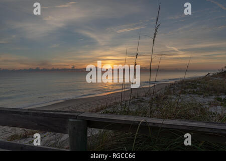 Le lever du soleil sur une plage tranquille près de Melbourne Beach en Floride dans le Comté de Brevard Banque D'Images