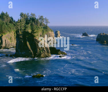 USA (Oregon), Samuel Boardman State Park, soir vue sud de Arch Rock Vue mer vers les cheminées et pointe boisée. Banque D'Images