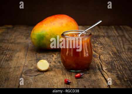 Verre de chutney de mangues au gingembre et piment Banque D'Images