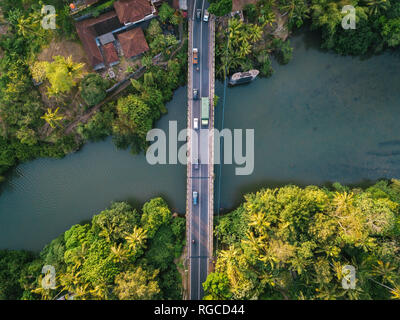 L'INDONÉSIE, Bali, Balian, pont et rivière tropicale Banque D'Images