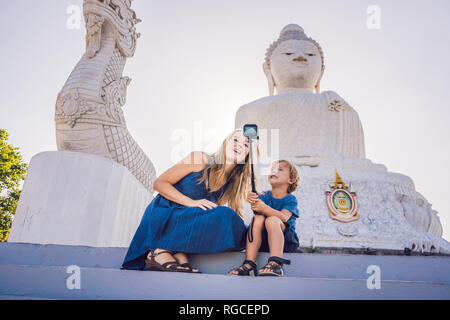 Mère et fils les touristes sur la statue du Grand Bouddha. A été construite sur une haute colline de Phuket Thaïlande peuvent être vus de loin Banque D'Images