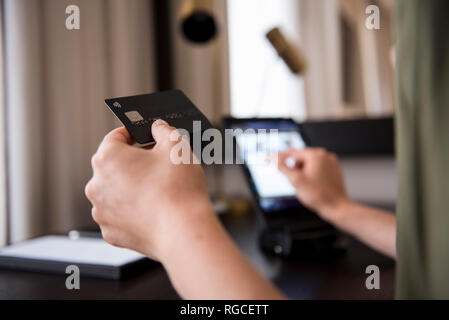 Close-up of hand holding credit card Banque D'Images
