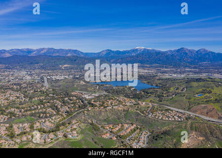 Vue aérienne de Puddingstone Réservoir avec Mt. Baldy comme arrière-plan à la California Banque D'Images