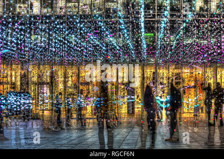 Festival des lumières d'hiver à Canary Wharf, exposition de blobs de lumière, visite de foule, lumières numériques, lumières LED à Londres, Angleterre Banque D'Images