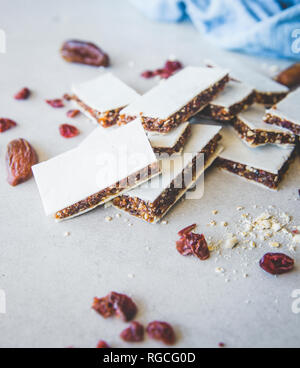 Les barres aux fruits, amandes, raisins, canneberges, des flocons d'avoine et dates Banque D'Images