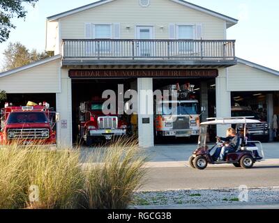 En couple depuis la conduite de chariot de golf Cedar Key Volunteer Fire Rescue Department, en Floride, aux États-Unis. Banque D'Images