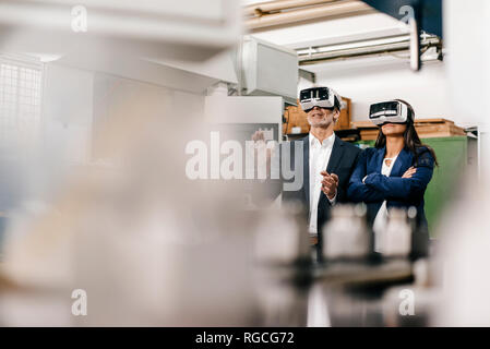 Une femme d'affaires dans le secteur de la haute technologie, l'entreprise à l'aide de lunettes VR Banque D'Images