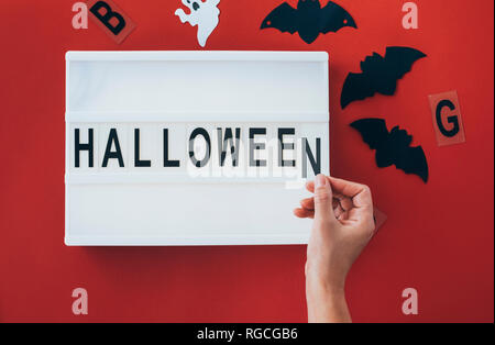 Woman's hands ajout lettre à 'Halloween' sign Banque D'Images