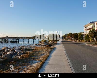 Vue paysage de la zone peuplée de Cedar Key, une petite communauté de pêcheurs, sur la côte ouest de la Floride, aux États-Unis. Banque D'Images