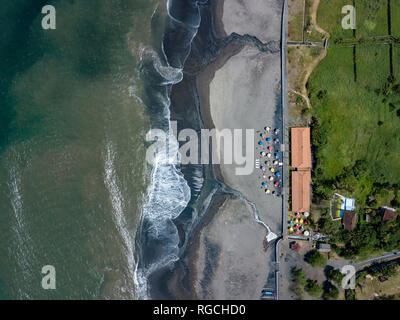L'INDONÉSIE, Bali, vue aérienne de Yeh Gangga beach Banque D'Images