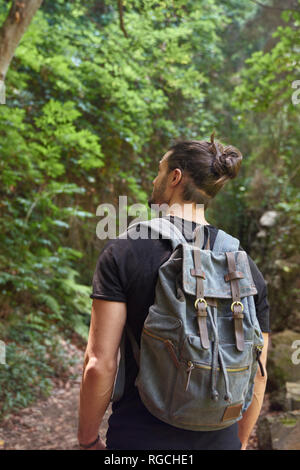 Espagne, Canaries, La Palma, l'homme qui marche avec sac à dos dans une forêt Banque D'Images