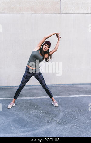 Young woman stretching après entraînement Banque D'Images