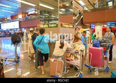 Singapour - circa 2016, août : gadgets à charge de personnes dans la station de charge à l'aéroport Singapour Changi. L'aéroport de Changi est l'une des plus importantes de transport Banque D'Images