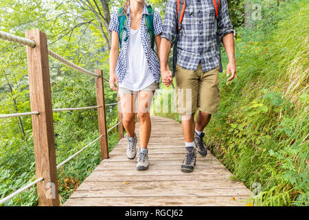 L'Italie, Massa, jambes de jeune couple randonnées et balades sur une promenade dans les Alpes Apuanes Banque D'Images