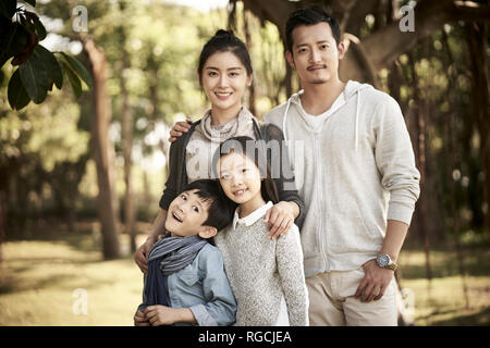 Portrait en extérieur d'une famille avec deux enfants d'Asie. Banque D'Images