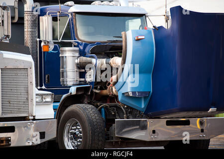 American Classic Bleu bonnet gros camion semi truck avec capot ouvert debout sur le terrain de stationnement pour réparer le moteur et l'horaire de travail d'entretien à Banque D'Images