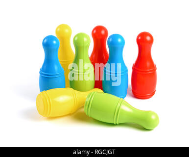 Des quilles en plastique coloré Toy isolé sur fond blanc. Jeu de bowling Banque D'Images