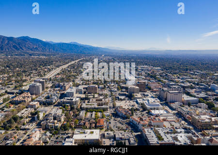 Vue aérienne de la région de Pasadena et montagnes San Gabriel, à Los Angeles, Californie Banque D'Images
