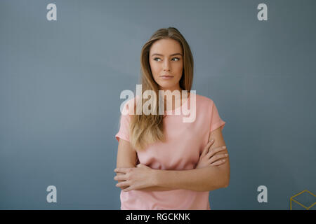Portrait de jeune femme portant un t-shirt rose Banque D'Images