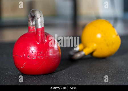 Kettlebells sur marbre in gym Banque D'Images