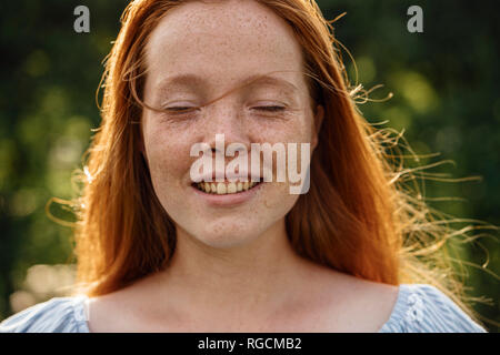 Portrait de jeune fille rousse Banque D'Images