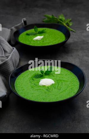 Deux bols de soupe de menthe pois Banque D'Images