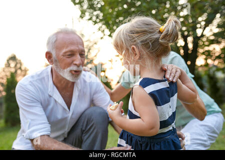 Les grands-parents avec sa petite-fille en jardin Banque D'Images