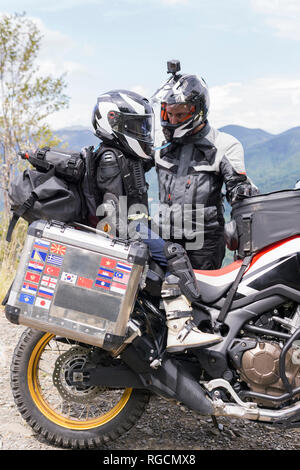 Le père et le fils ayant une pause au cours d'un voyage en moto Banque D'Images