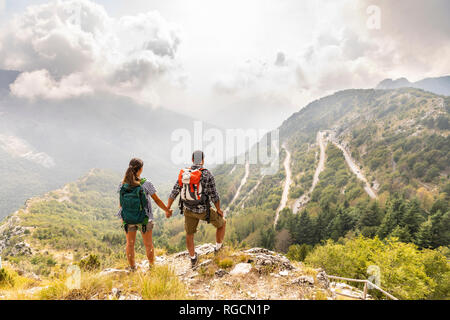 L'Italie, Massa, couple looking at la belle vue dans les Alpes Apuanes Banque D'Images