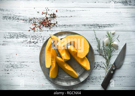 Tranches de Cucurbita maxima sur plaque d'étain et d'épices pour la préparation de soupe au potiron Banque D'Images