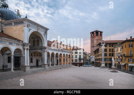 L'Italie, Frioul-Vénétie Julienne, Udine, Piazza Libertà et la Loggia di San Giovanni au crépuscule Banque D'Images