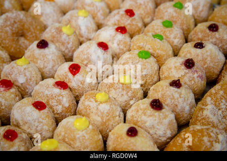 Sufganiyah est un rond jelly donut mangé en Israël et dans le monde sur la fête juive de Hanoukka. Le beignet est frit, rempli de Banque D'Images