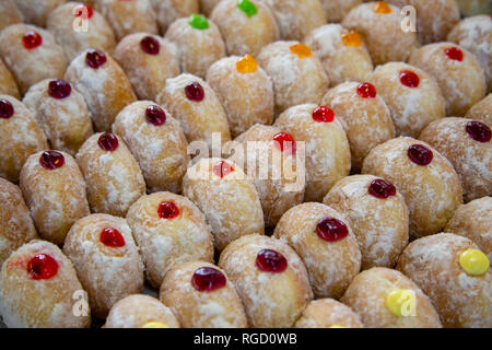 Sufganiyah est un rond jelly donut mangé en Israël et dans le monde sur la fête juive de Hanoukka. Le beignet est frit, rempli de Banque D'Images