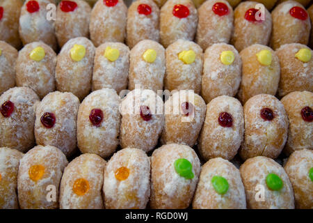 Sufganiyah est un rond jelly donut mangé en Israël et dans le monde sur la fête juive de Hanoukka. Le beignet est frit, rempli de Banque D'Images