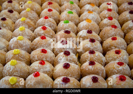 Sufganiyah est un rond jelly donut mangé en Israël et dans le monde sur la fête juive de Hanoukka. Le beignet est frit, rempli de Banque D'Images