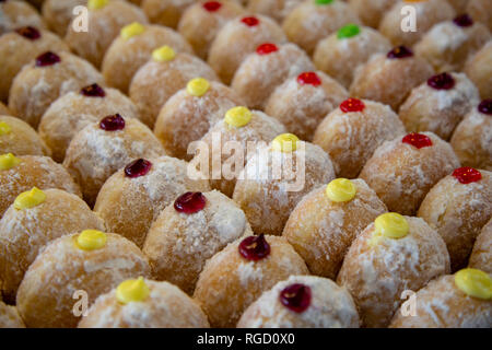 Sufganiyah est un rond jelly donut mangé en Israël et dans le monde sur la fête juive de Hanoukka. Le beignet est frit, rempli de Banque D'Images